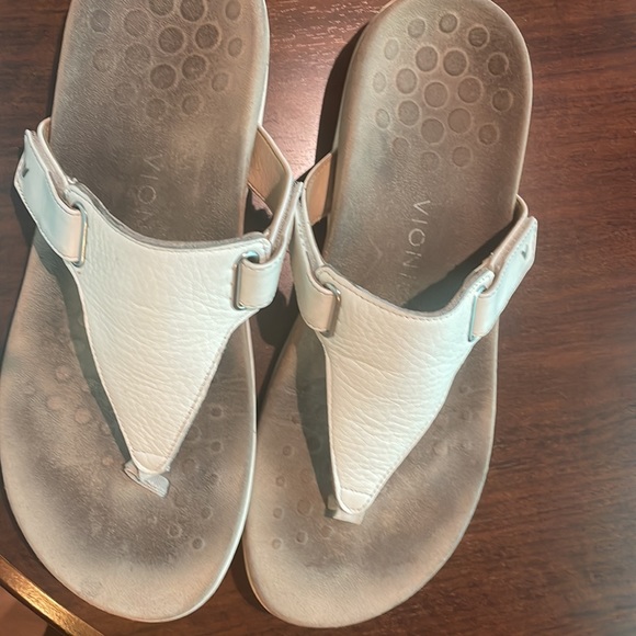 VIONIC White Leather “WANDA” orthopedic thong sandals - Picture 2 of 8